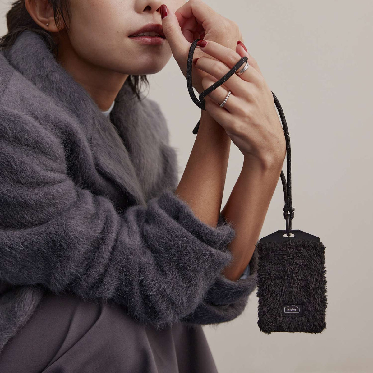 【Bitplay】短版毛絨證件套|冷萃黑,柔軟毛絨材質,輕巧保暖,附贈可調節6mm頸掛繩,方便攜帶,時尚實用,適合日常穿搭。