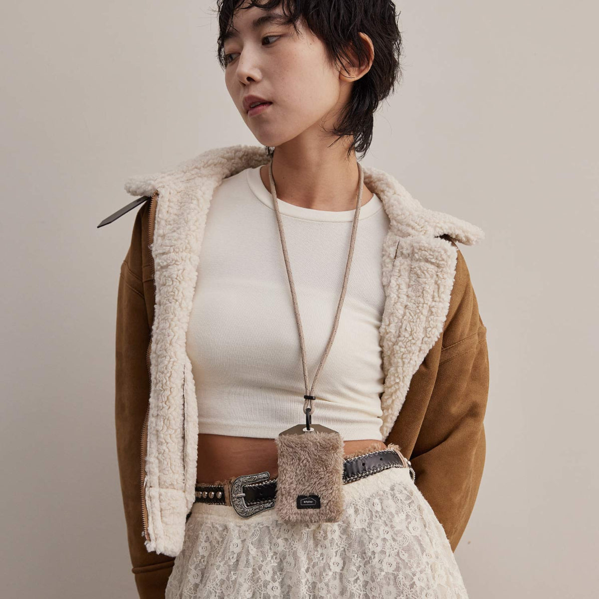 【Bitplay】短版毛絨證件套|冷萃黑,柔軟毛絨材質,輕巧保暖,附贈可調節6mm頸掛繩,方便攜帶,時尚實用,適合日常穿搭。