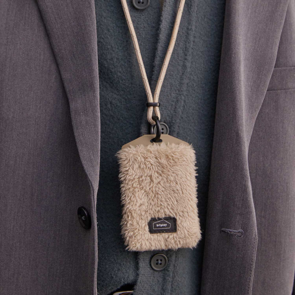 【Bitplay】短版毛絨證件套|冷萃黑,柔軟毛絨材質,輕巧保暖,附贈可調節6mm頸掛繩,方便攜帶,時尚實用,適合日常穿搭。