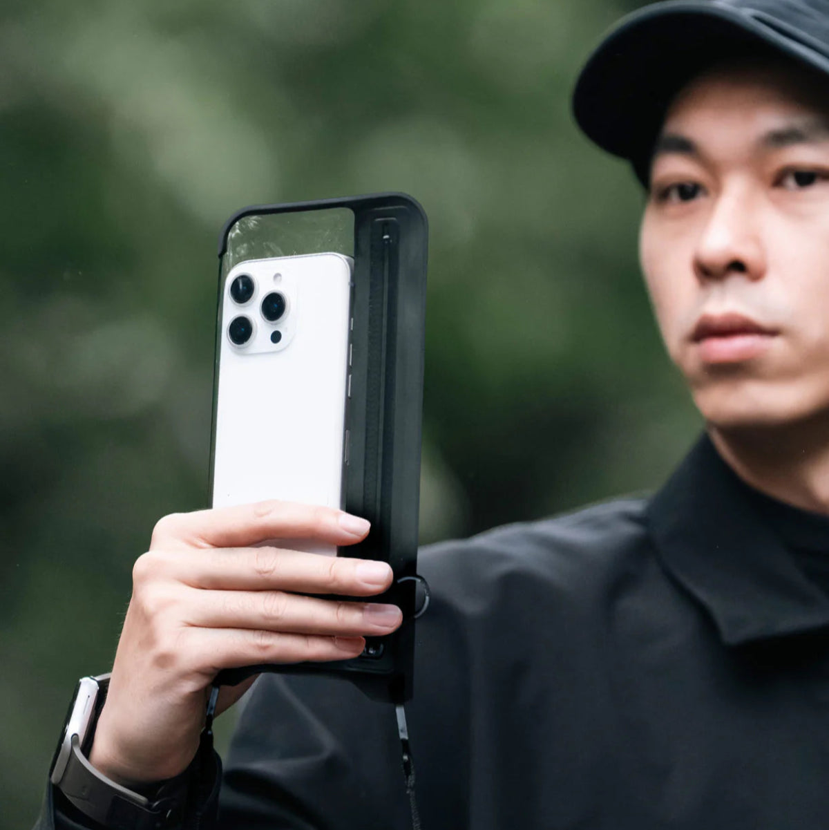 【Bitplay】AquaSeal Lite 全防水手機袋|輕巧直式設計,搭載氣密防水拉鍊與 IPX8 防水認證,適合戶外及日常使用。