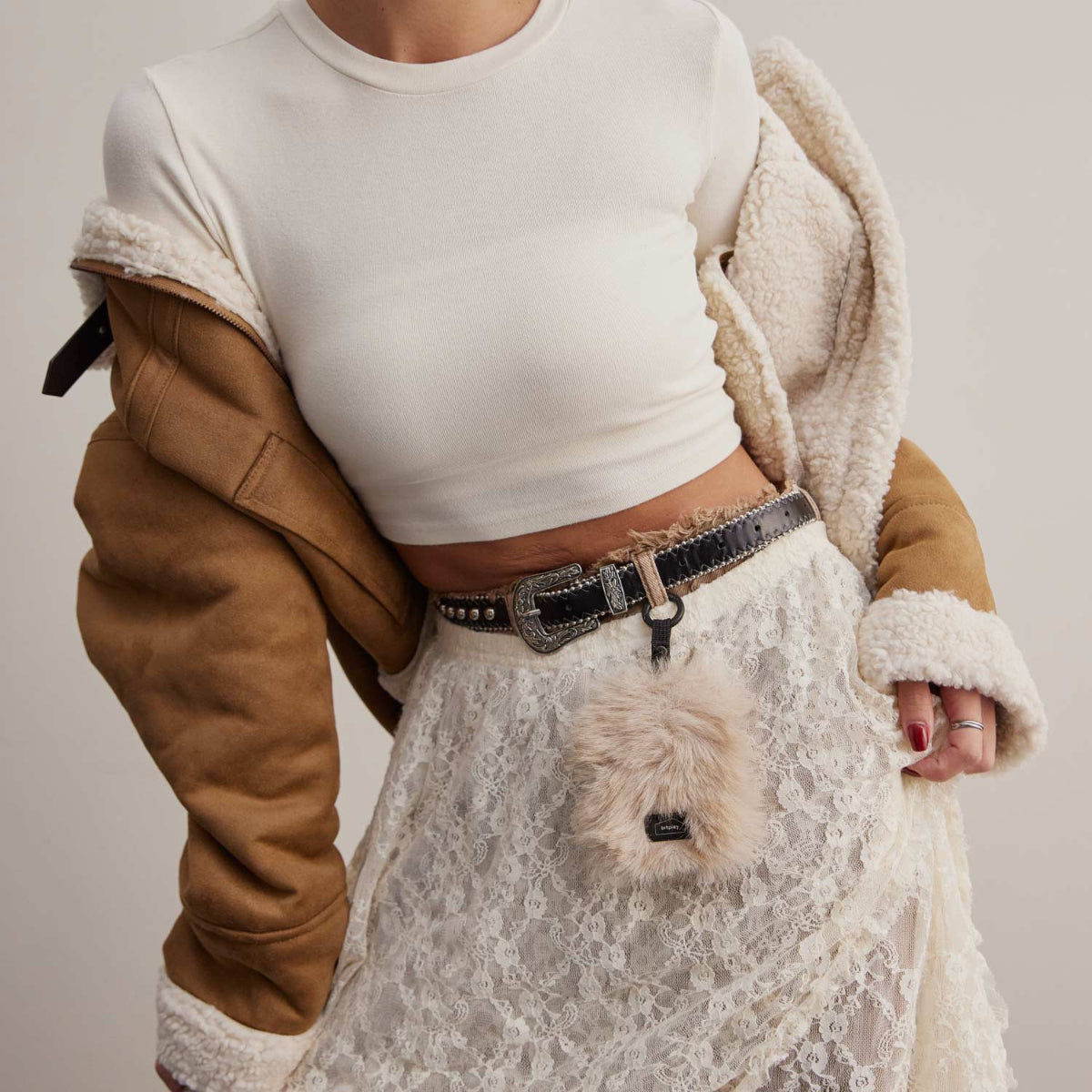 【Bitplay】蓬鬆毛球證件套|柔軟輕巧,藍調灰毛絨材質,質感舒適,搭配bitplay獨家圓勾掛環,方便攜帶,實用時尚,適合冬季穿搭。