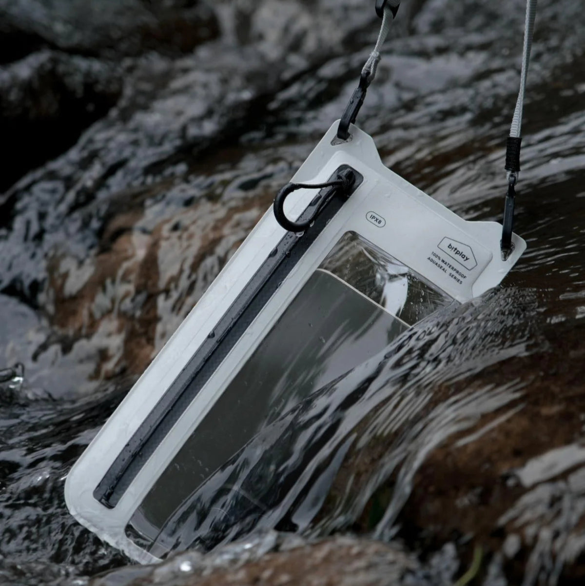 【Bitplay】AquaSeal Lite 全防水手機袋|輕巧直式設計,搭載氣密防水拉鍊與 IPX8 防水認證,適合戶外及日常使用。