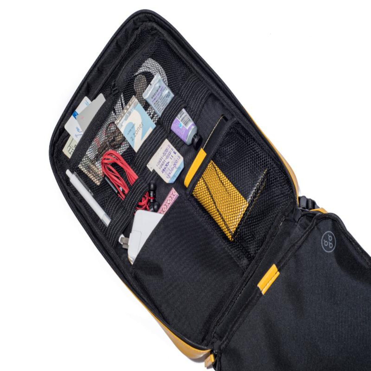 Fisherman Backpack S 背囊內部展示,包含兩個可拆卸收納袋與多個口袋