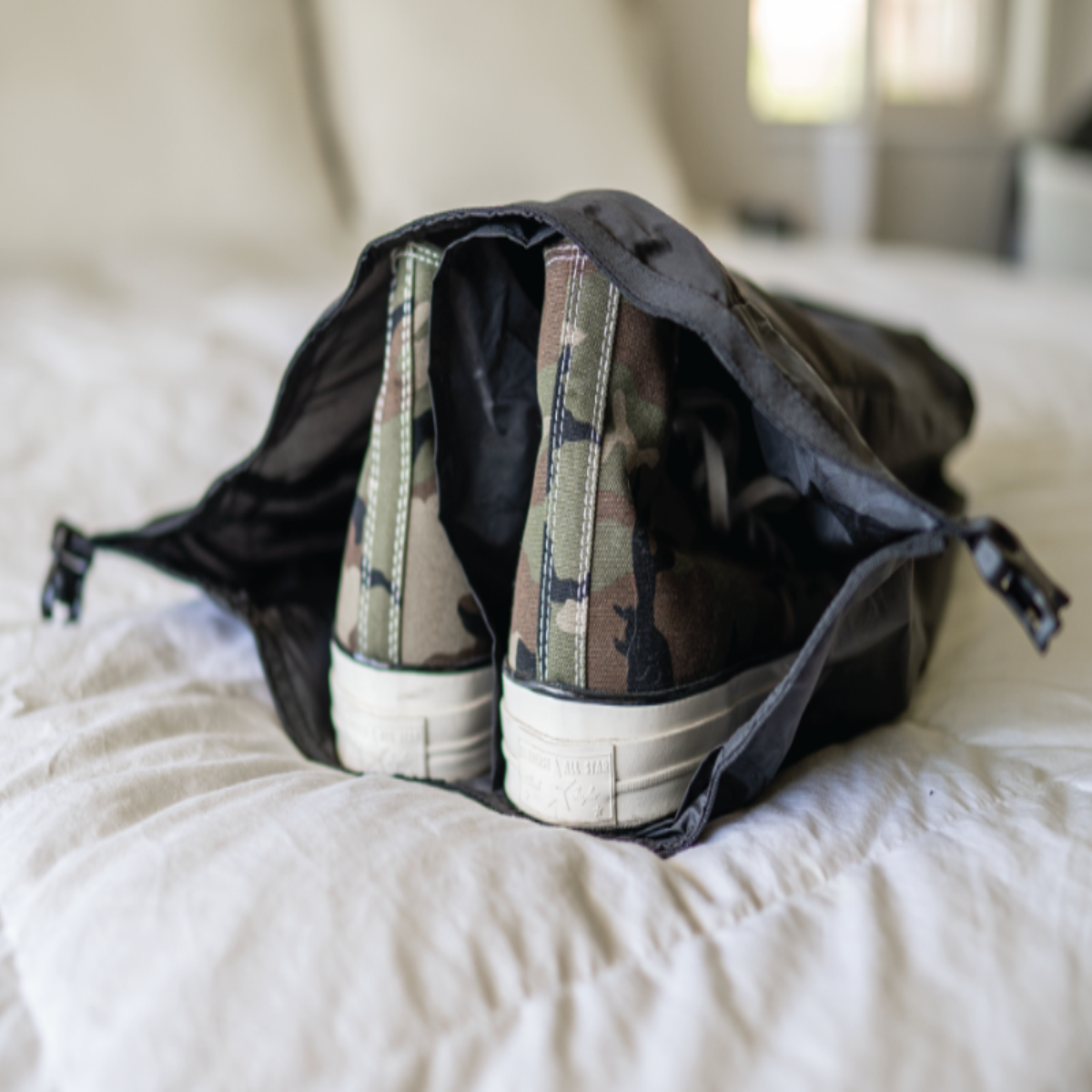 內部設有中央分隔器,可有效分隔鞋子,避免彼此摩擦或損壞,