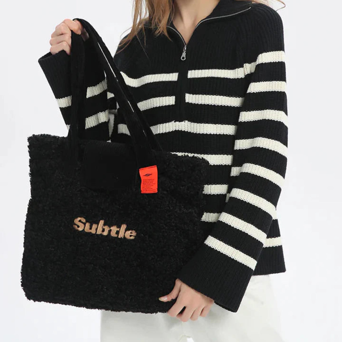 模特手提 SUBTLE CURE Tote Bag,配搭日常穿搭展現文藝風格