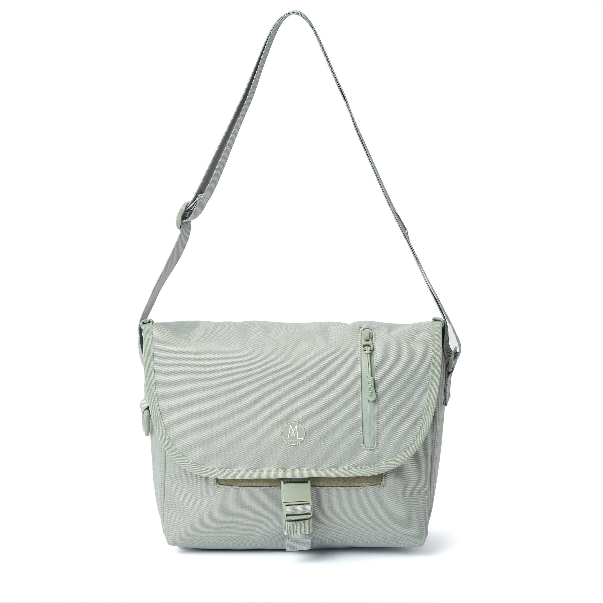 Moral NORTHSIDE 翻蓋郵差包中碼沙漠鼠尾草色款,展現簡約清新的設計風格。正面附有品牌LOGO與防水拉鍊袋,兼顧收納實用性。