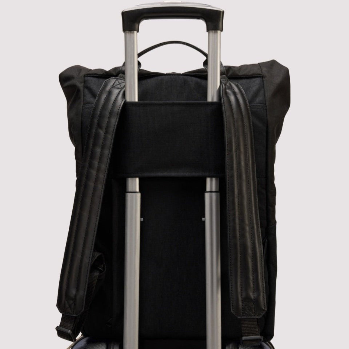 Onyx Backpack 符合航空隨身行李尺寸規範,適合國際旅行使用
