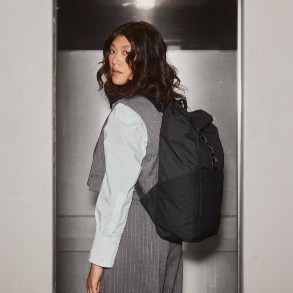 Onyx Backpack 採用 ANSI 認證防割布料與鋼絲加強肩帶,提供全面防盜保護