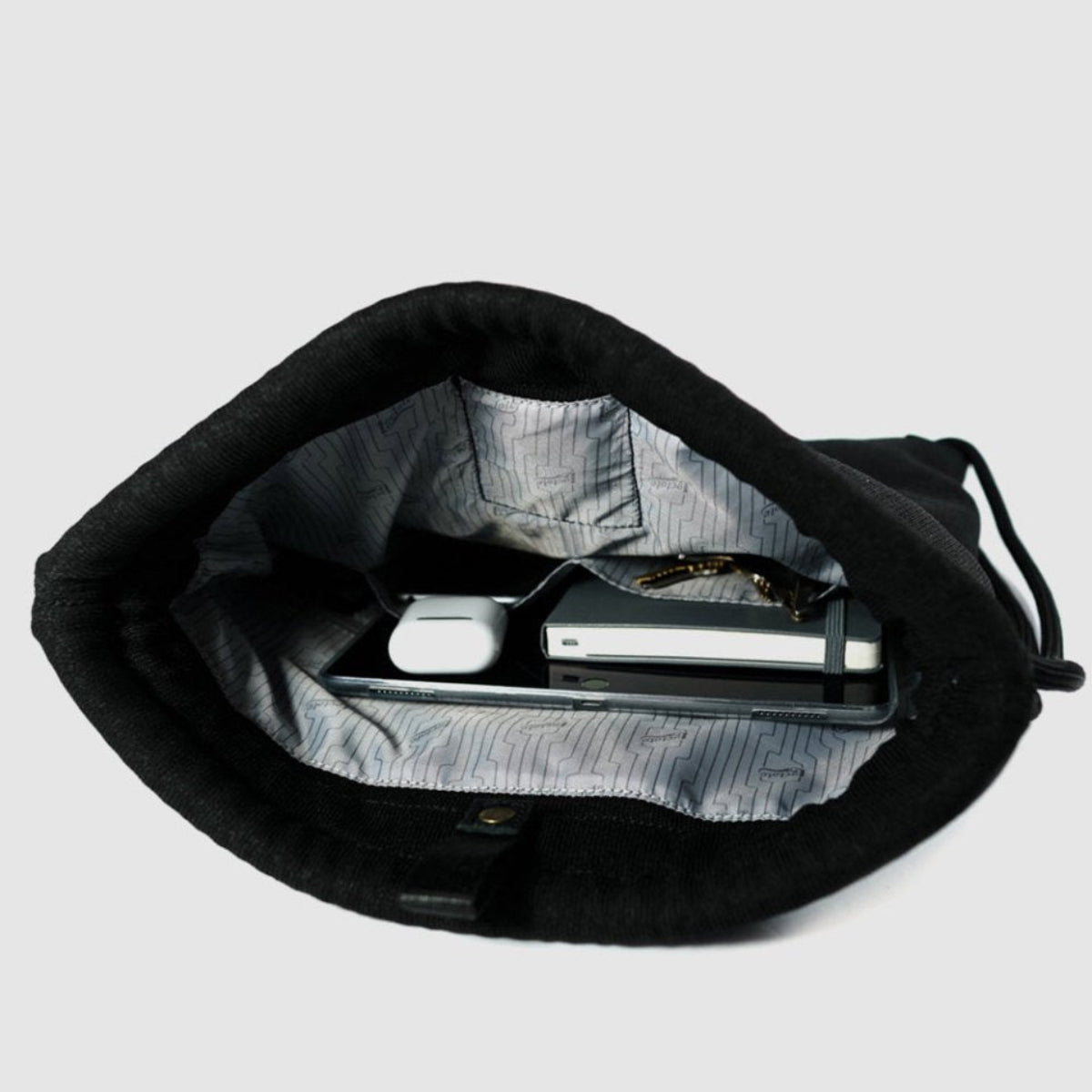 18L 大容量設計,輕鬆容納 13 吋筆記型電腦及其他日常用品