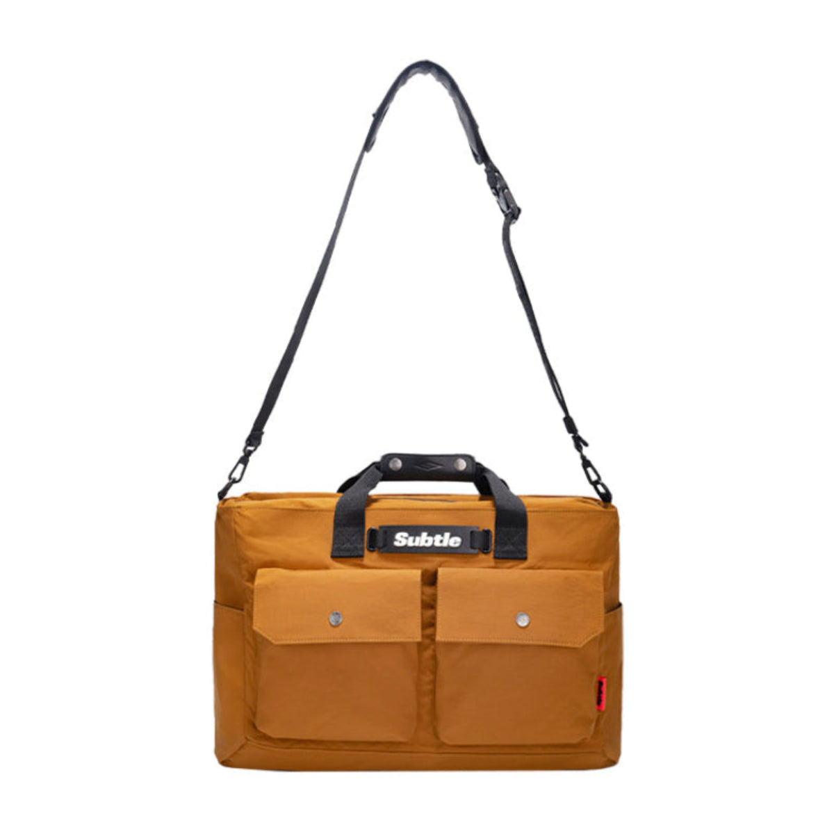 SUBTLE 漫遊系列大容量旅行袋,展示產品尺寸與多口袋設計