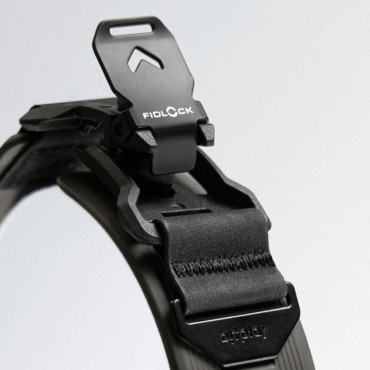 Fidlock® 磁吸快釦細節特寫,展示穩固與便捷設計