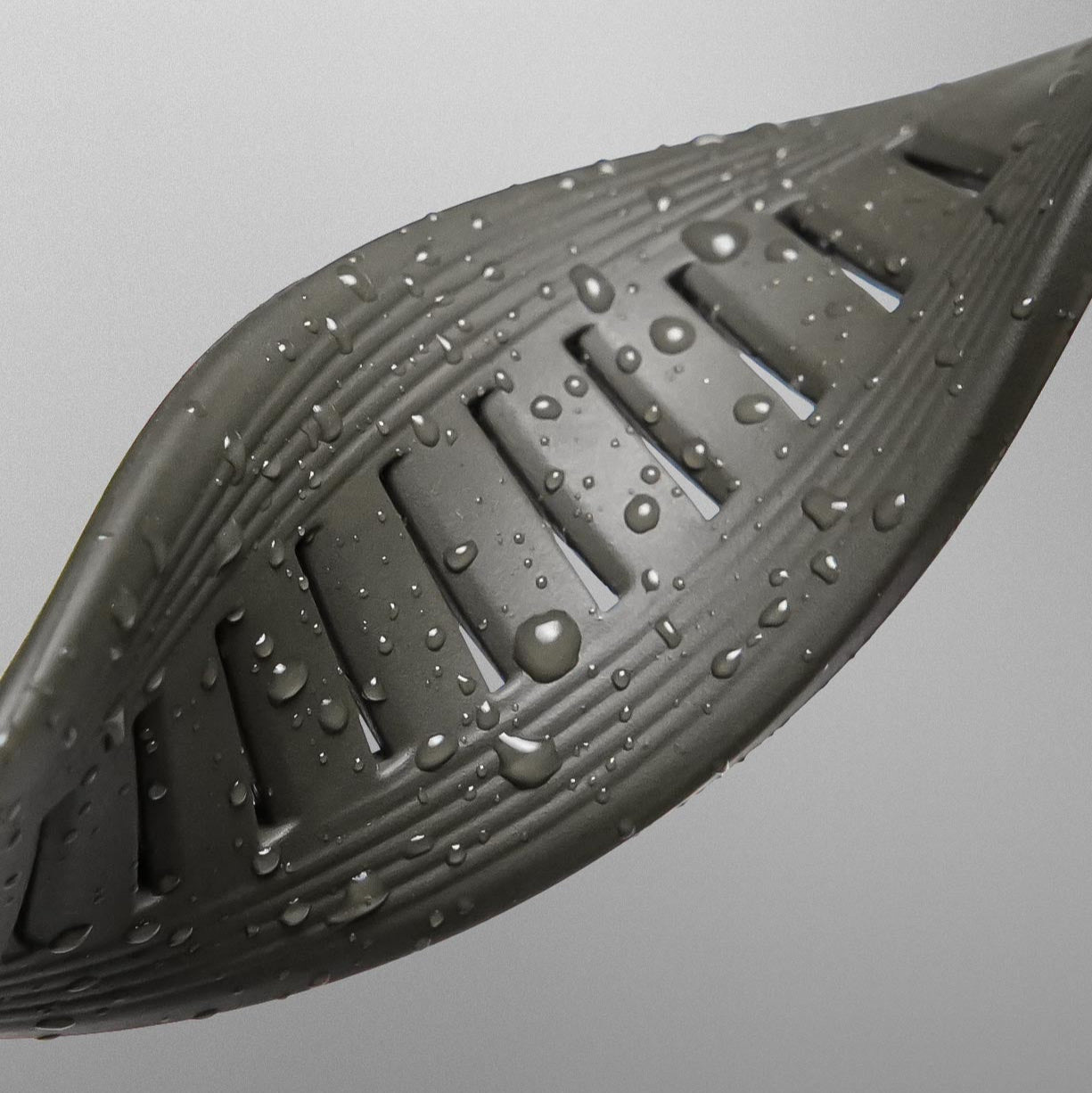 錶帶材質特寫,展示 FKM 橡膠的耐用性與柔軟性