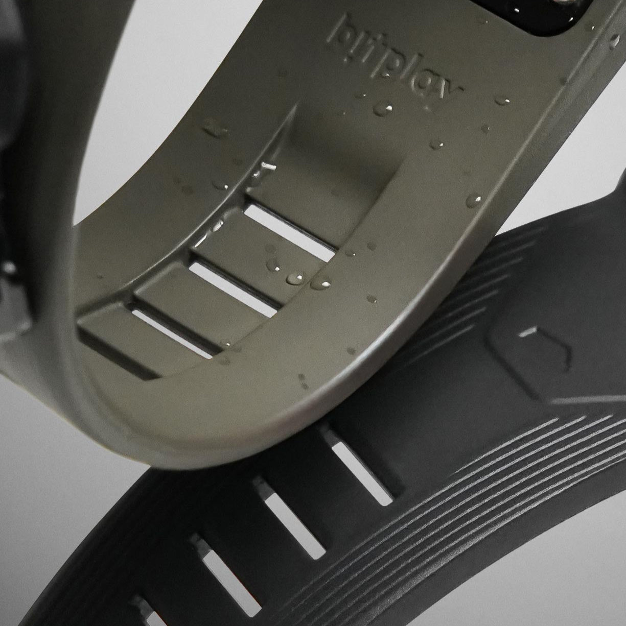 錶帶材質特寫,展示 FKM 橡膠的耐用性與柔軟性