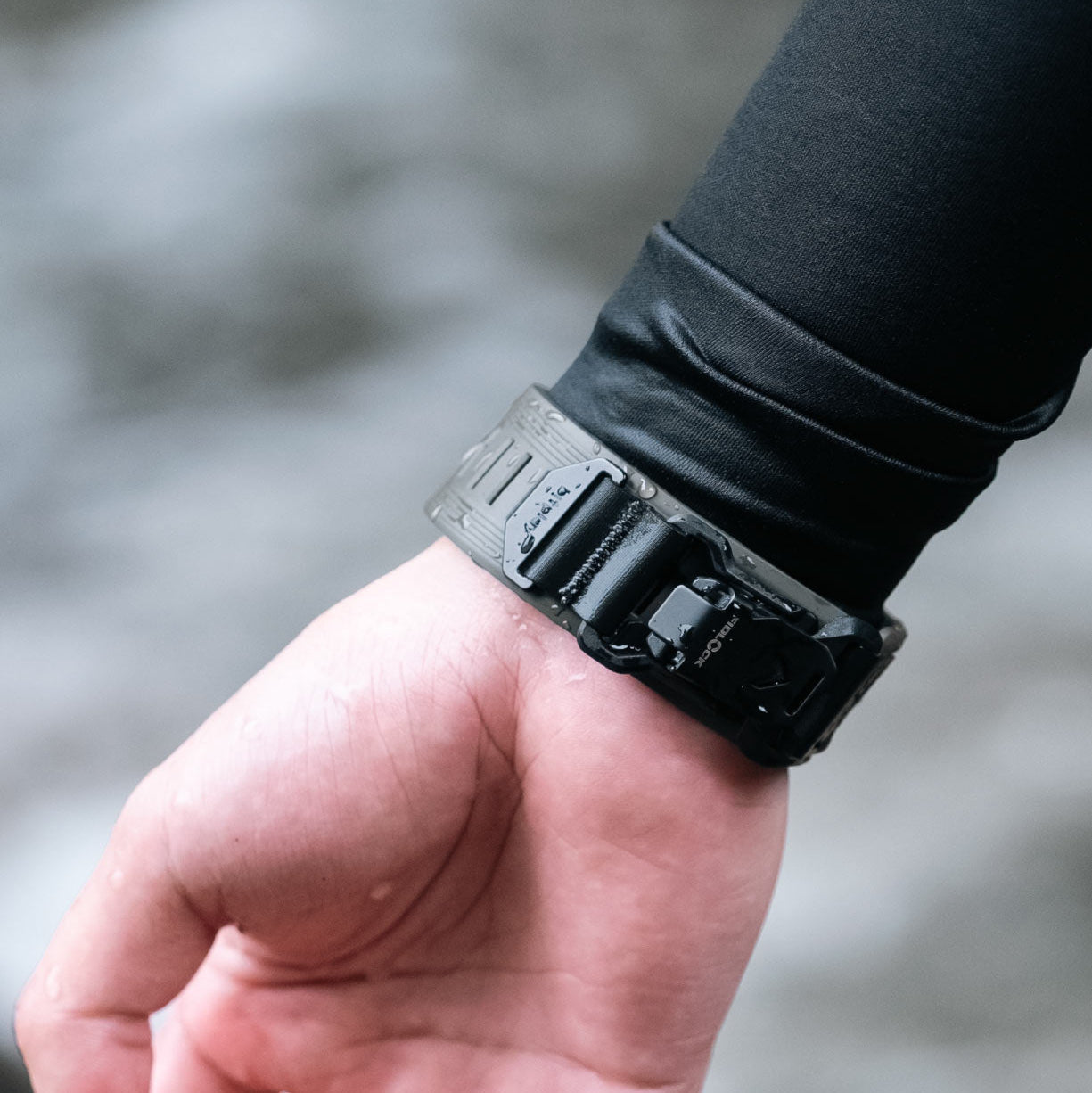 適合戶外與都市佩戴的 Garmin 錶帶風格展示