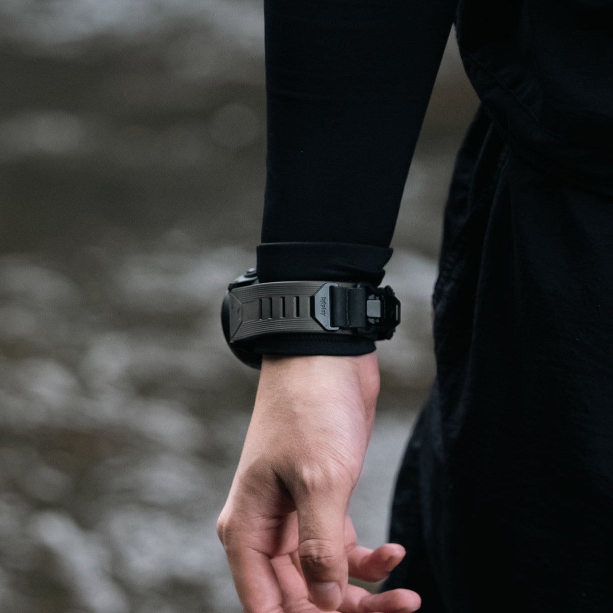 適合戶外與都市佩戴的 Garmin 錶帶風格展示