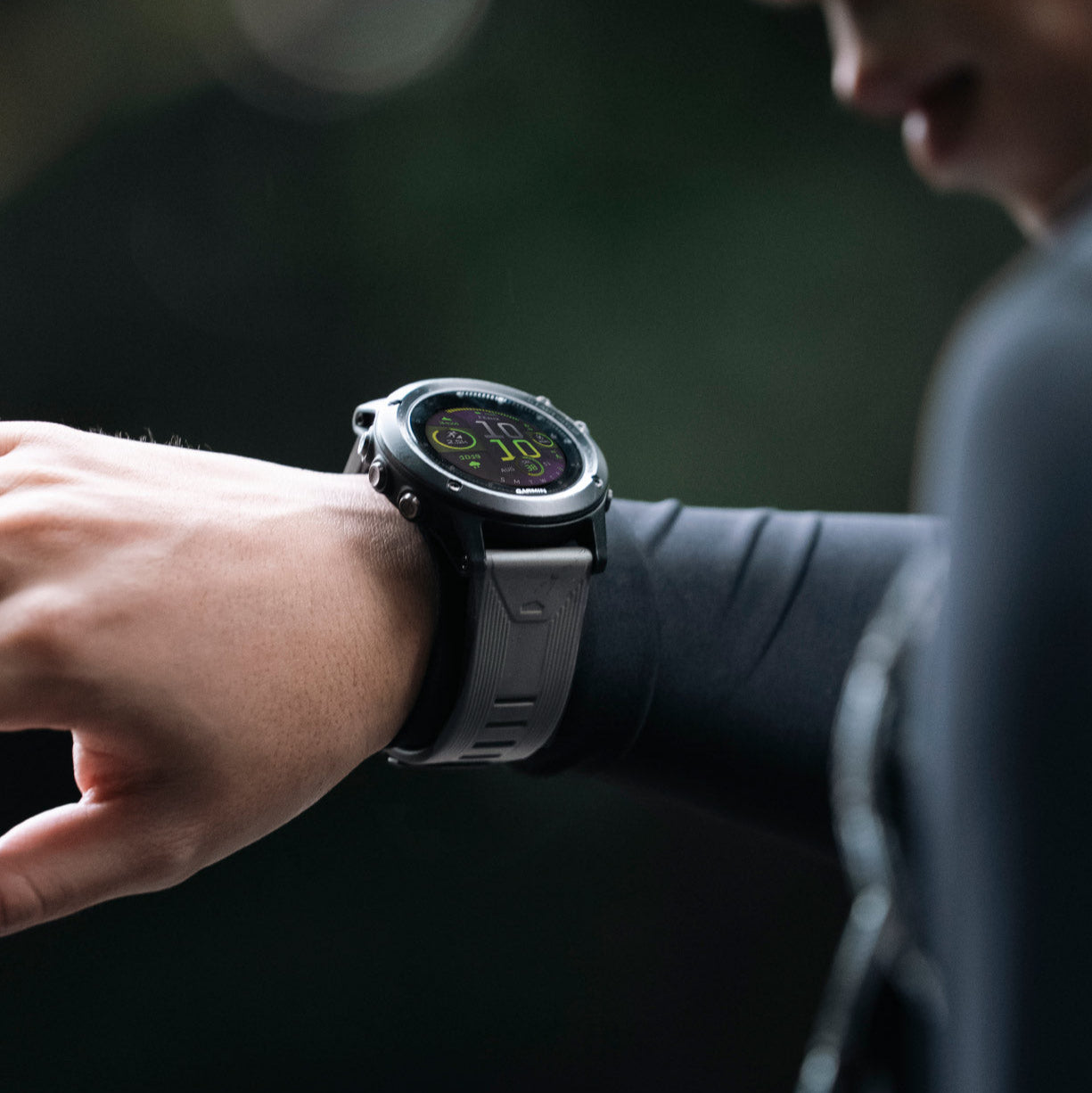 適合戶外與都市佩戴的 Garmin 錶帶風格展示