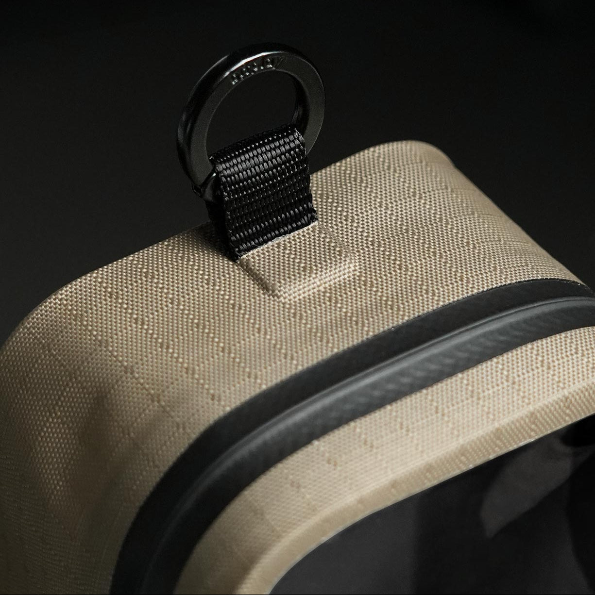 防水拉鍊細節特寫,展示 IPX8 防水性能