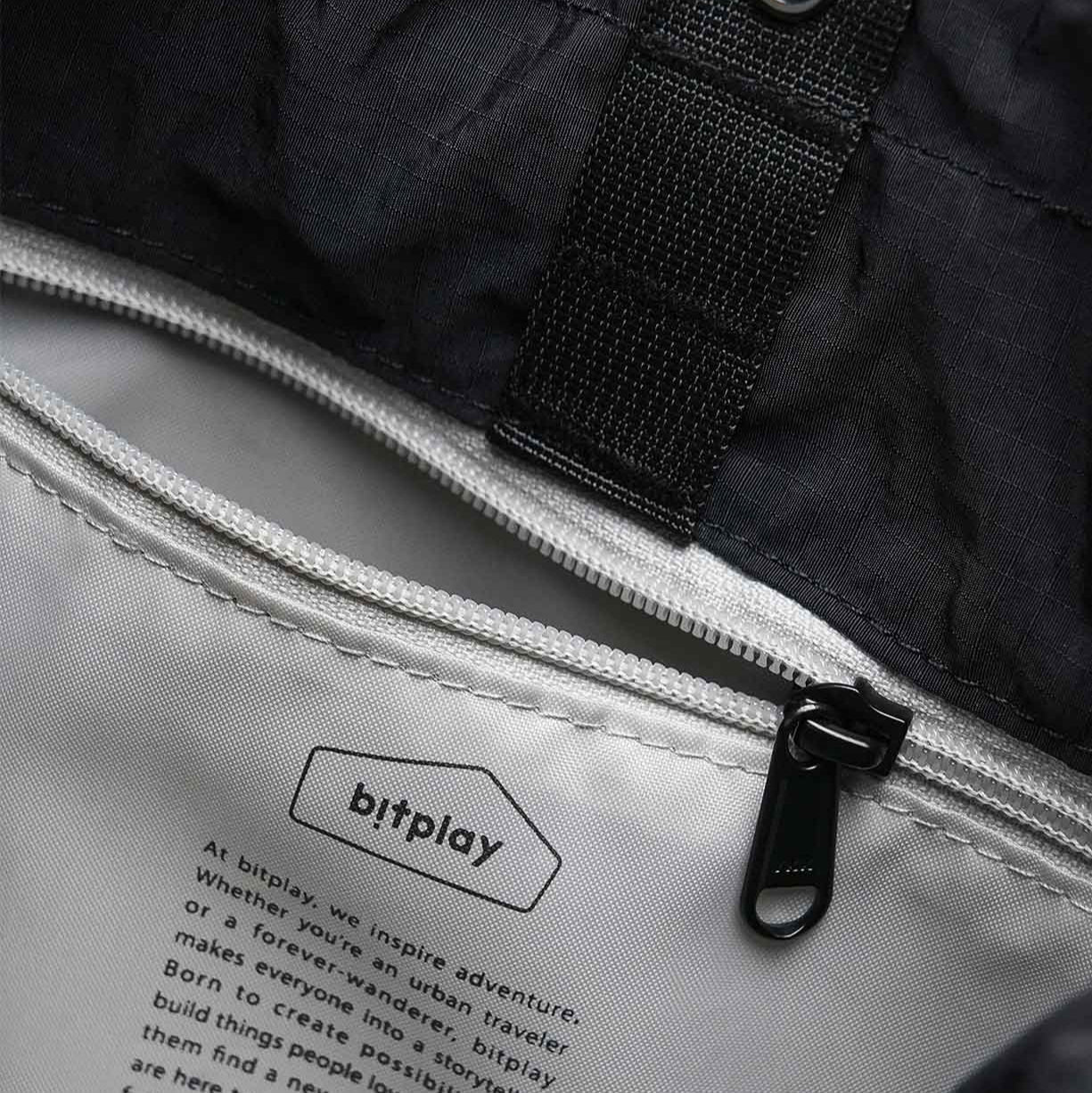 內部拉鍊袋展示:展示收納空間與物品整齊效果。