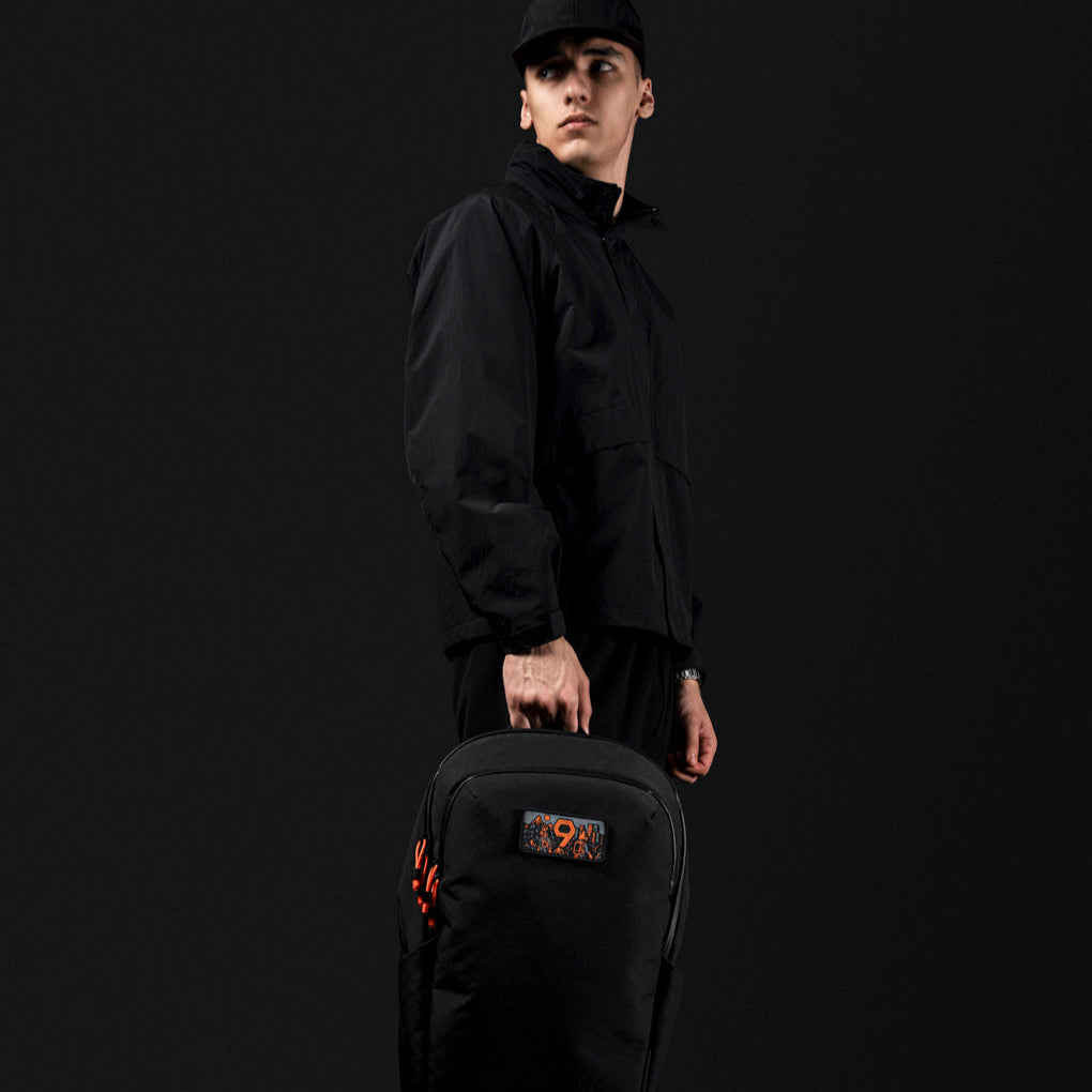 【Alpaka】Bravo Backpack 多功能防潑水背包|限量9周年紀念版|23L大容量ALPAKA Bravo Backpack 正面展示:展示背包外觀及橙色拉鍊細節。