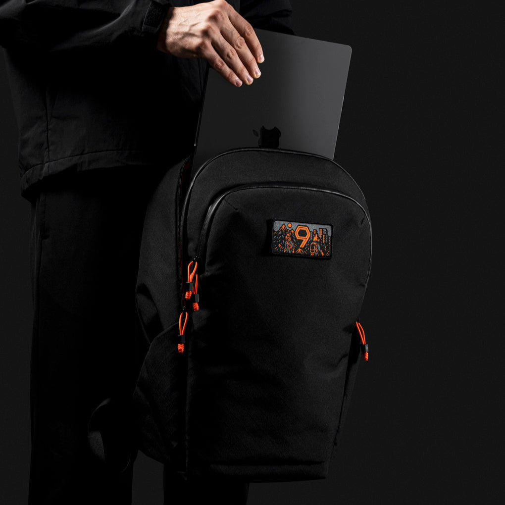 【Alpaka】Bravo Backpack 多功能防潑水背包|限量9周年紀念版|23L大容量內部儲物空間展示:開啟背包,展示 23L 優化空間與筆電層設計。