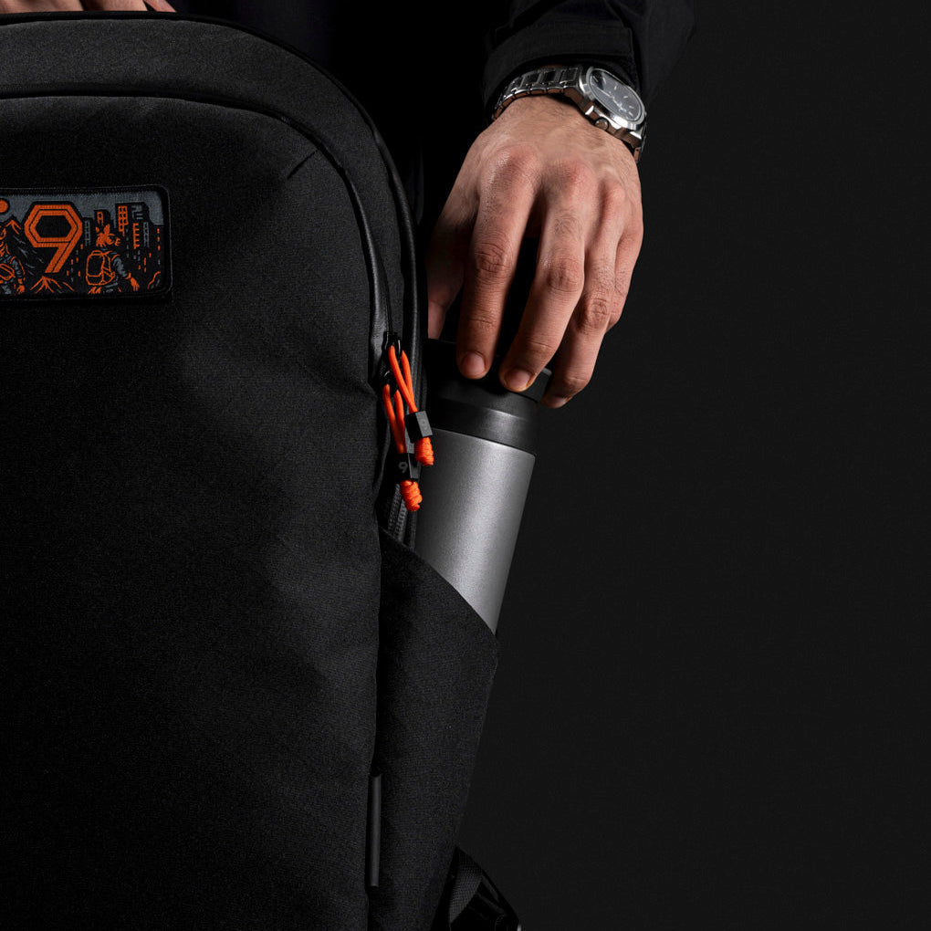 【Alpaka】Bravo Backpack 多功能防潑水背包|限量9周年紀念版|23L大容量內部儲物空間展示:開啟背包,展示 23L 優化空間與筆電層設計。