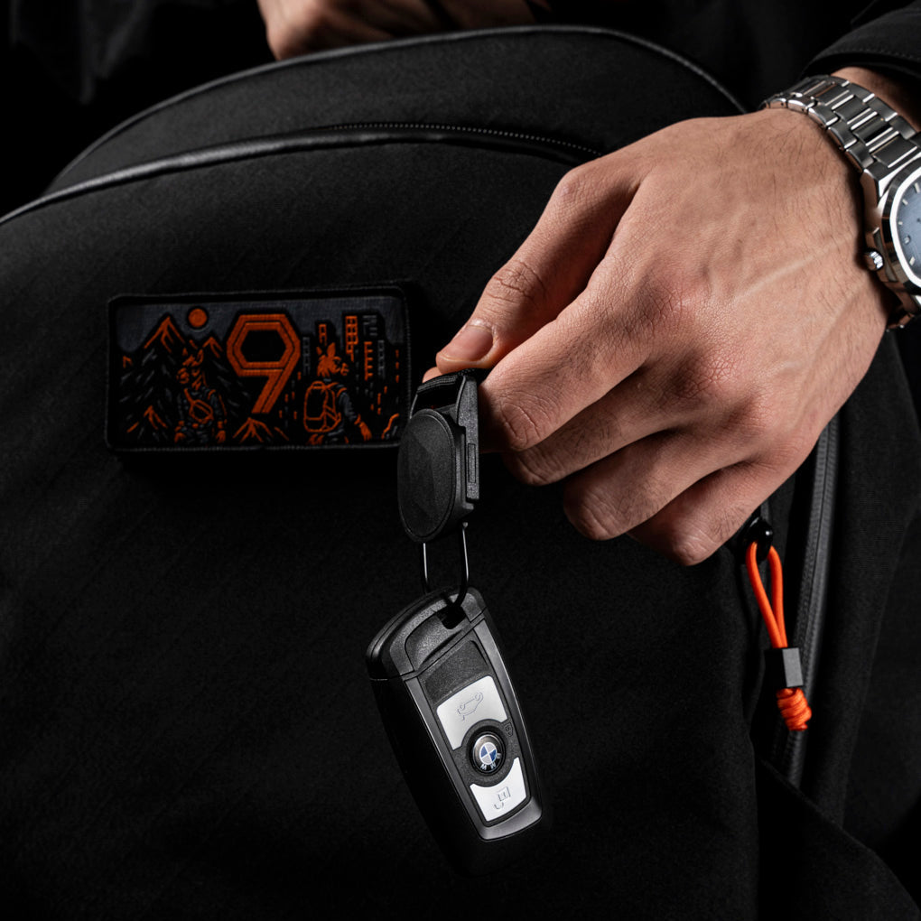 【Alpaka】Bravo Backpack 多功能防潑水背包|限量9周年紀念版|23L大容量內部儲物空間展示:開啟背包,展示 23L 優化空間與筆電層設計。