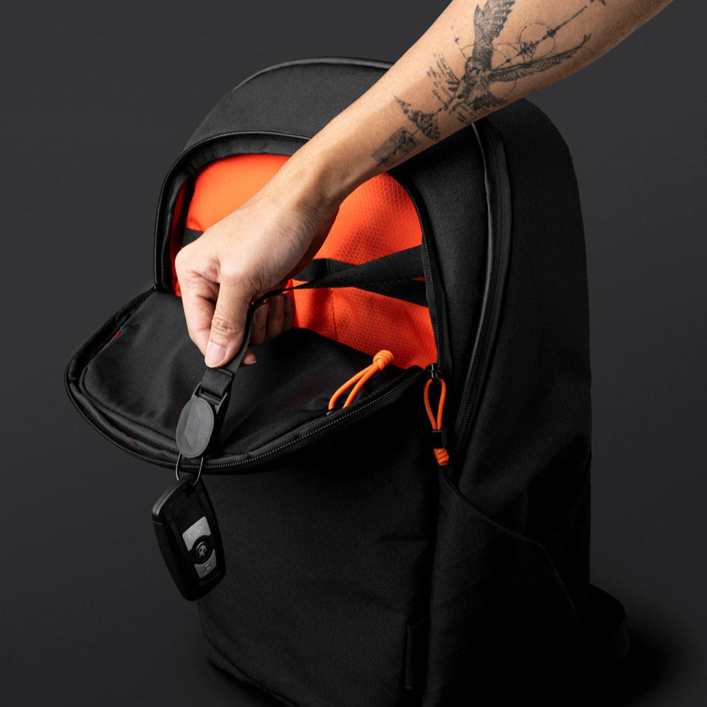 【Alpaka】Bravo Backpack 多功能防潑水背包|限量9周年紀念版|23L大容量內部儲物空間展示:開啟背包,展示 23L 優化空間與筆電層設計。