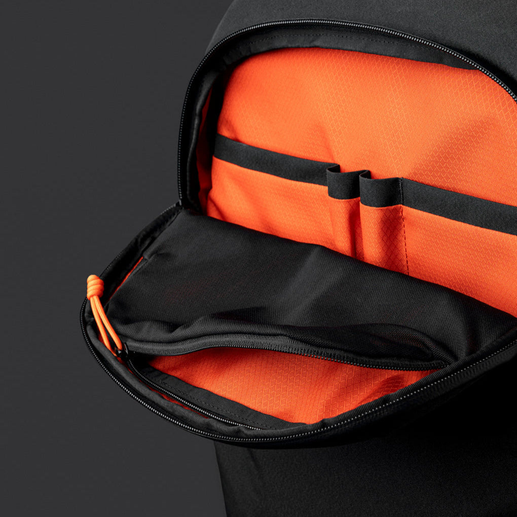 【Alpaka】Bravo Backpack 多功能防潑水背包|限量9周年紀念版|23L大容量內部儲物空間展示:開啟背包,展示 23L 優化空間與筆電層設計。