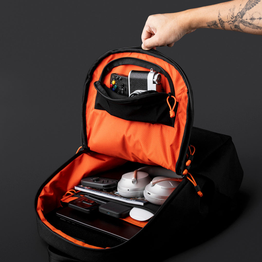 【Alpaka】Bravo Backpack 多功能防潑水背包|限量9周年紀念版|23L大容量內部儲物空間展示:開啟背包,展示 23L 優化空間與筆電層設計。