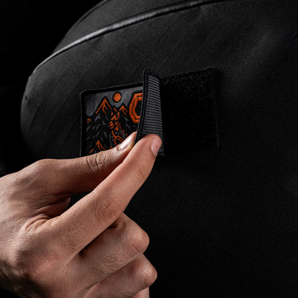 【Alpaka】Bravo Backpack 多功能防潑水背包|限量9周年紀念版|23L大容量九周年專屬徽章特寫:展示「Keep Moving Forward」紀念補丁的細節。