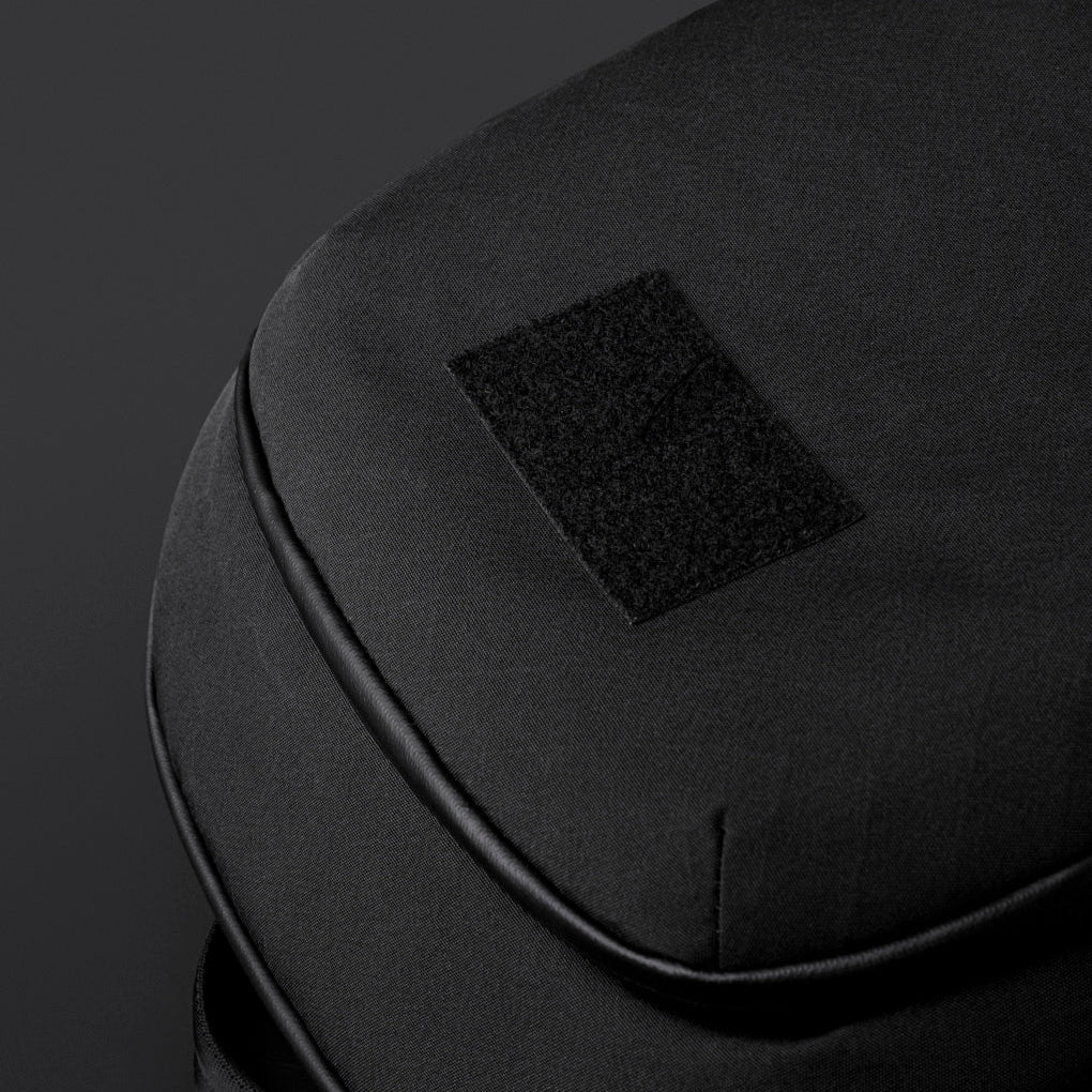 【Alpaka】Bravo Backpack 多功能防潑水背包|限量9周年紀念版|23L大容量九周年專屬徽章特寫:展示「Keep Moving Forward」紀念補丁的細節。