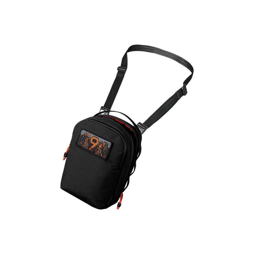 【Alpaka】Metro Sling Max 側肩包|限量9周年紀念版|3L輕巧耐用
ALPAKA Metro Sling Max 正面展示:展示背包外觀與橙色拉鍊繩細節。