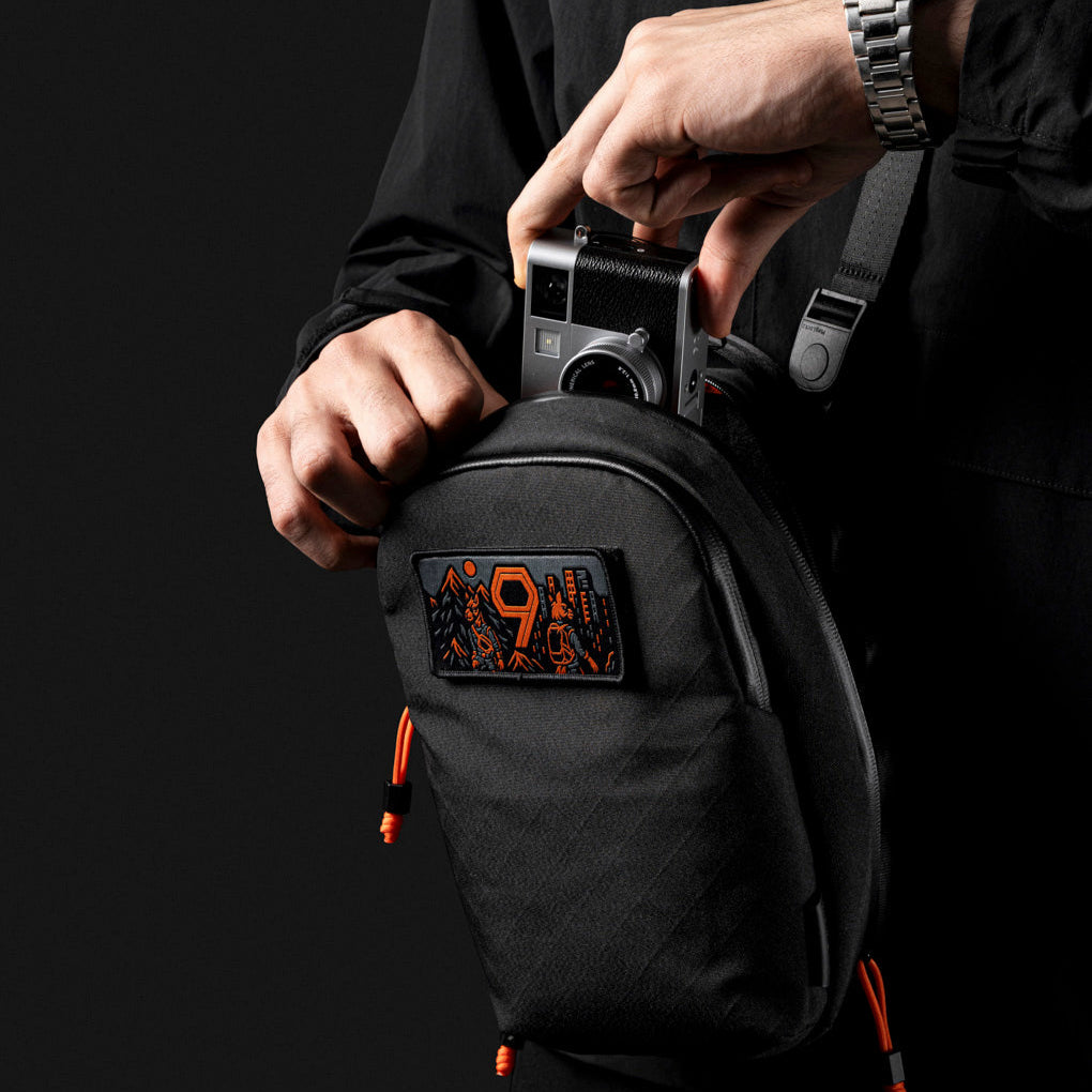 【Alpaka】Metro Sling Max 側肩包|限量9周年紀念版|3L輕巧耐用
內部儲物空間展示:打開包體,展示內部裝置隔層與網狀口袋設計。