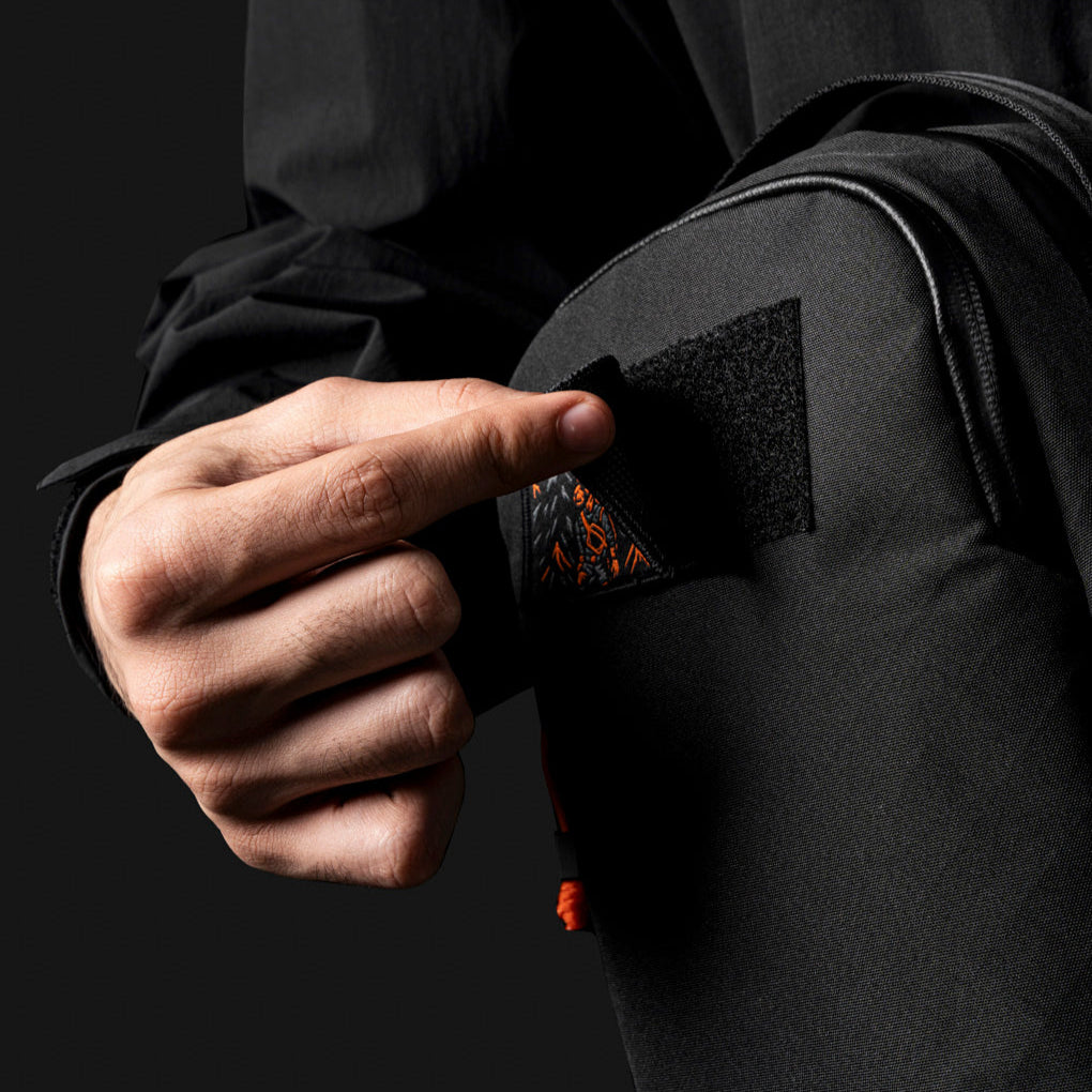 【Alpaka】Metro Sling Max 側肩包|限量9周年紀念版|3L輕巧耐用
九周年專屬徽章特寫:展示「Keep Moving Forward」紀念徽章的細節。