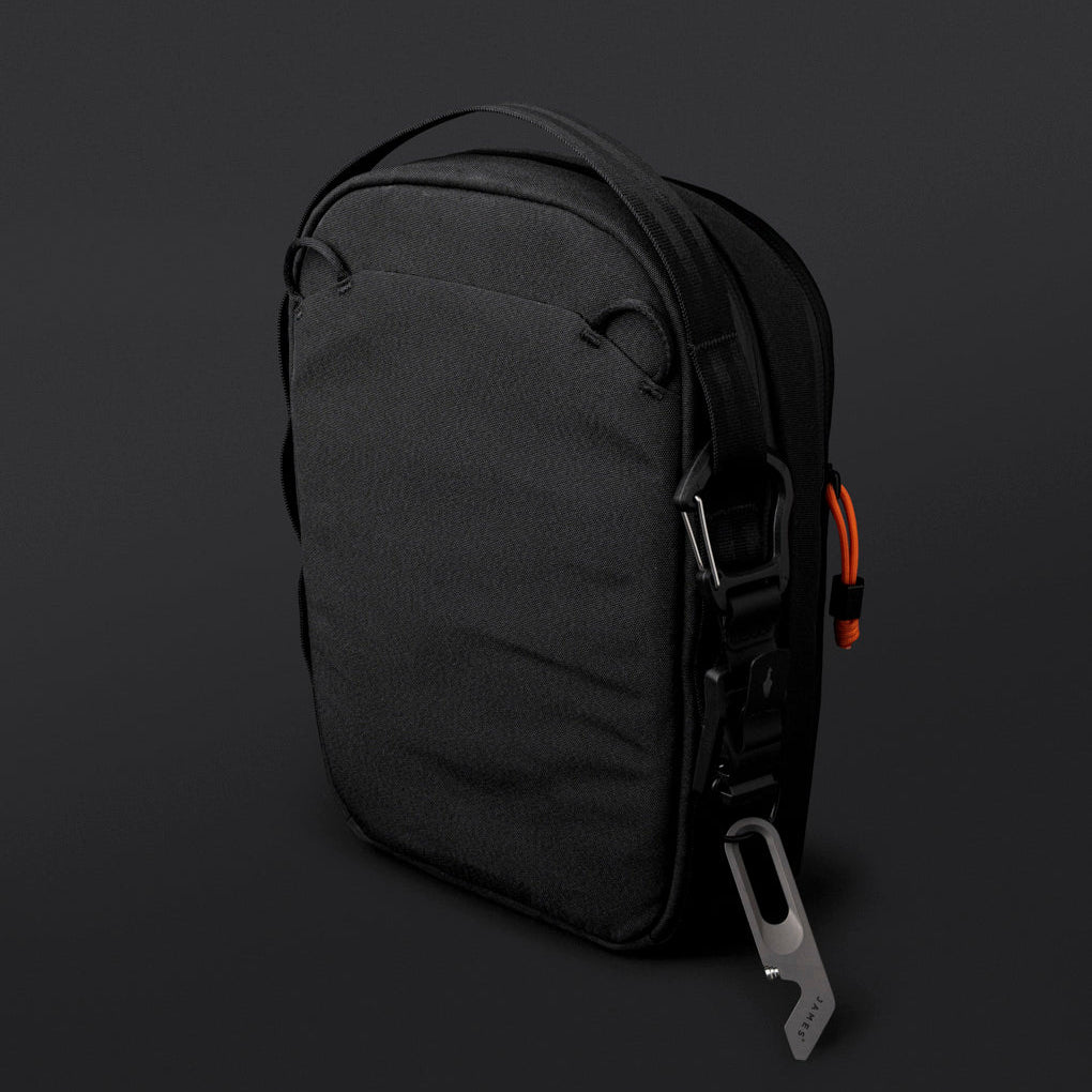 【Alpaka】Metro Sling Max 側肩包|限量9周年紀念版|3L輕巧耐用
ALPAKA Metro Sling Max 背面展示