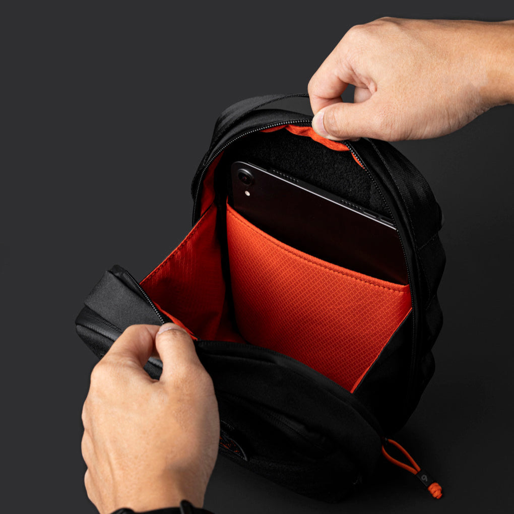 內部儲物空間展示:打開包體,展示內部裝置隔層與網狀口袋設計。