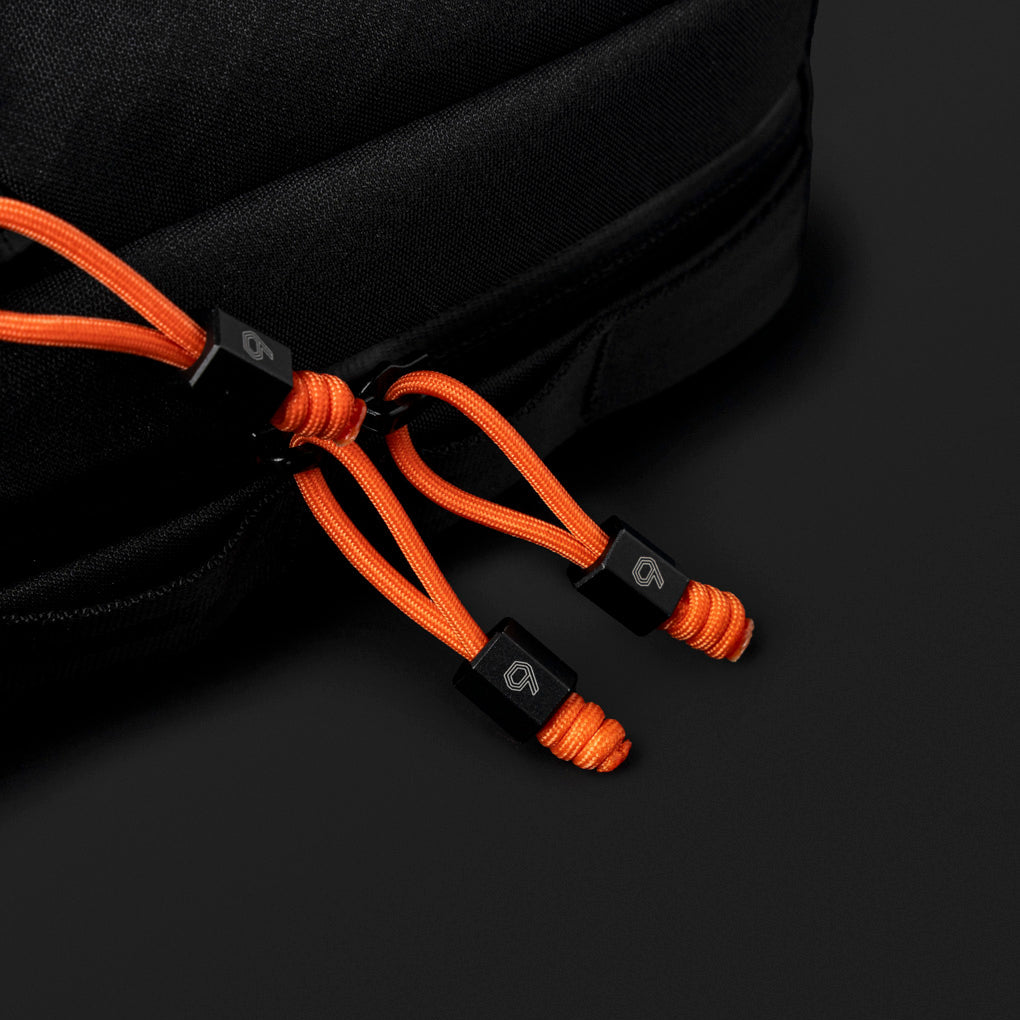 【Alpaka】Metro Sling Max 側肩包|限量9周年紀念版|3L輕巧耐用
九周年專屬徽章特寫:展示「Keep Moving Forward」紀念徽章的細節。