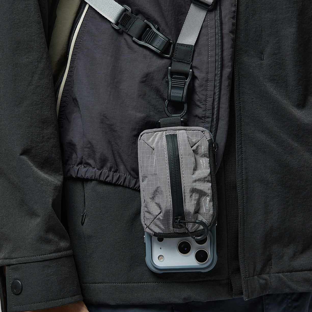 用戶將 BITPLAY Magnetic Mini Pouch 掛於背包或腰帶上。