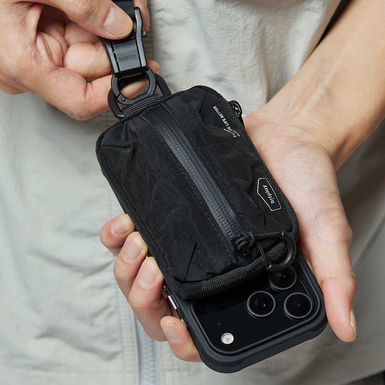 用戶將 BITPLAY Magnetic Mini Pouch 掛於背包或腰帶上。