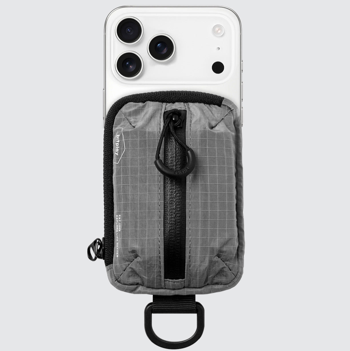 用戶將 BITPLAY Magnetic Mini Pouch 磁吸手機上。