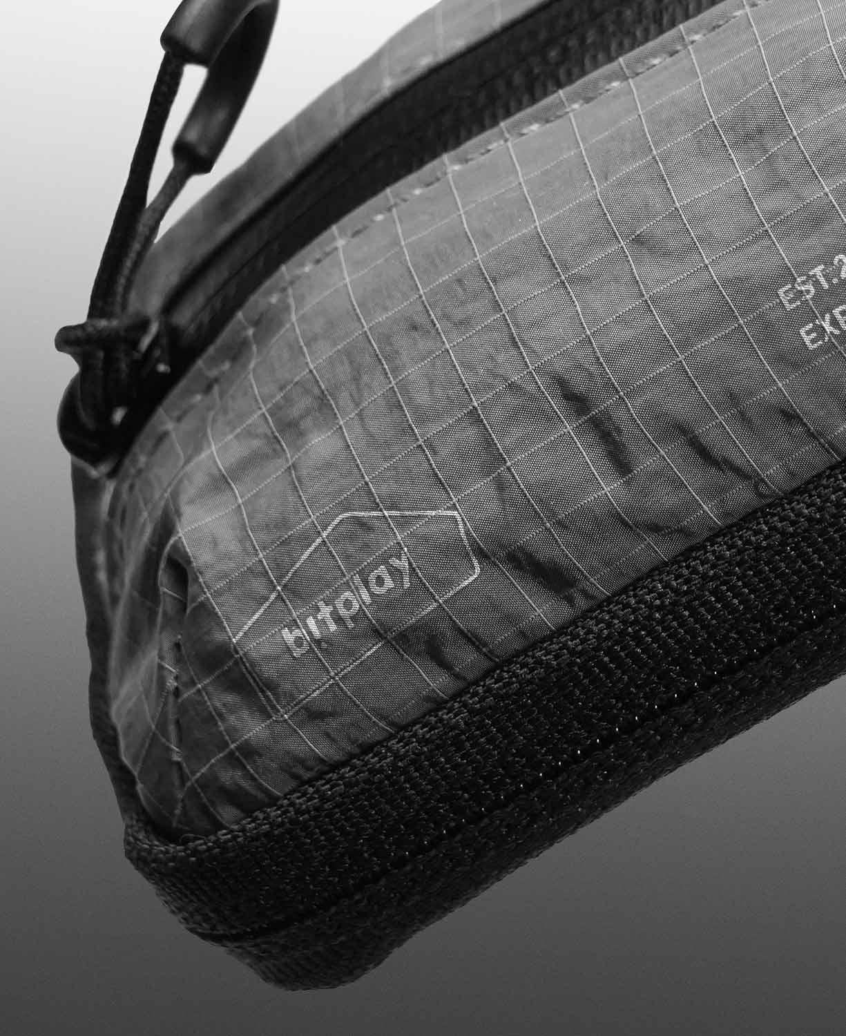 BITPLAY 小袋內部卡槽與鑰匙環細節展示。