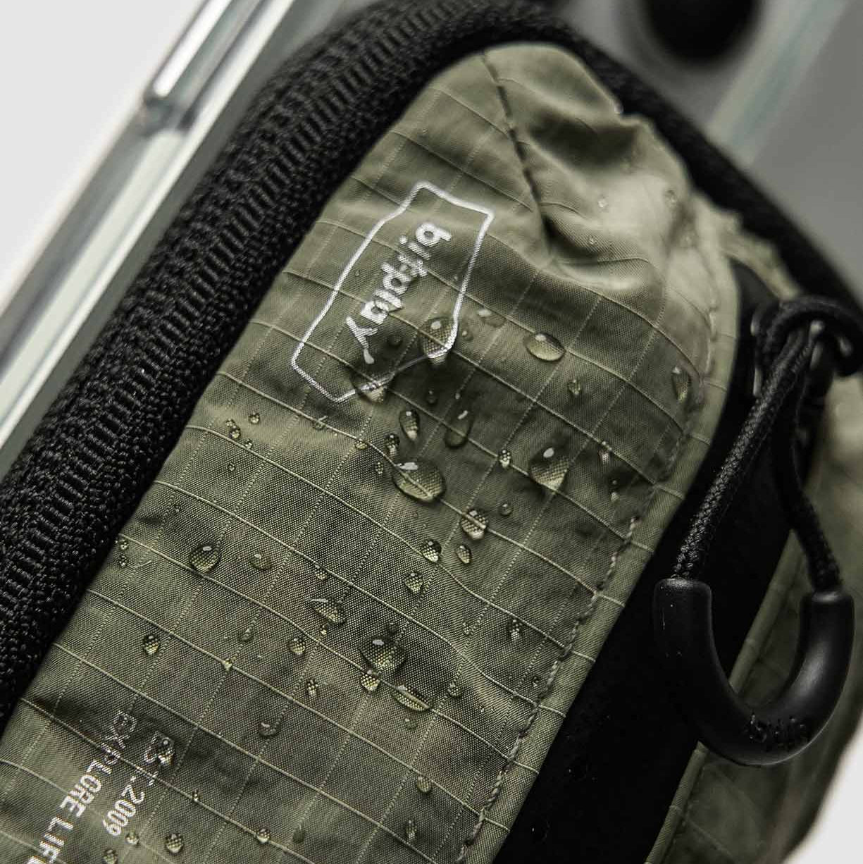 防潑水拉鏈與高強度尼龍布料的近距離特寫。