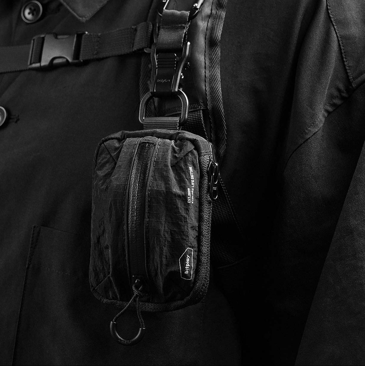 用戶將 BITPLAY Magnetic Mini Pouch 掛於背包或腰帶上。