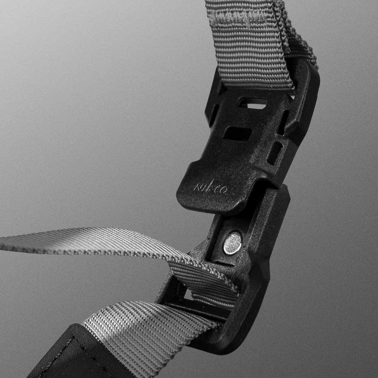 BITPLAY 3-in-1 多功能背帶灰色款正面展示。