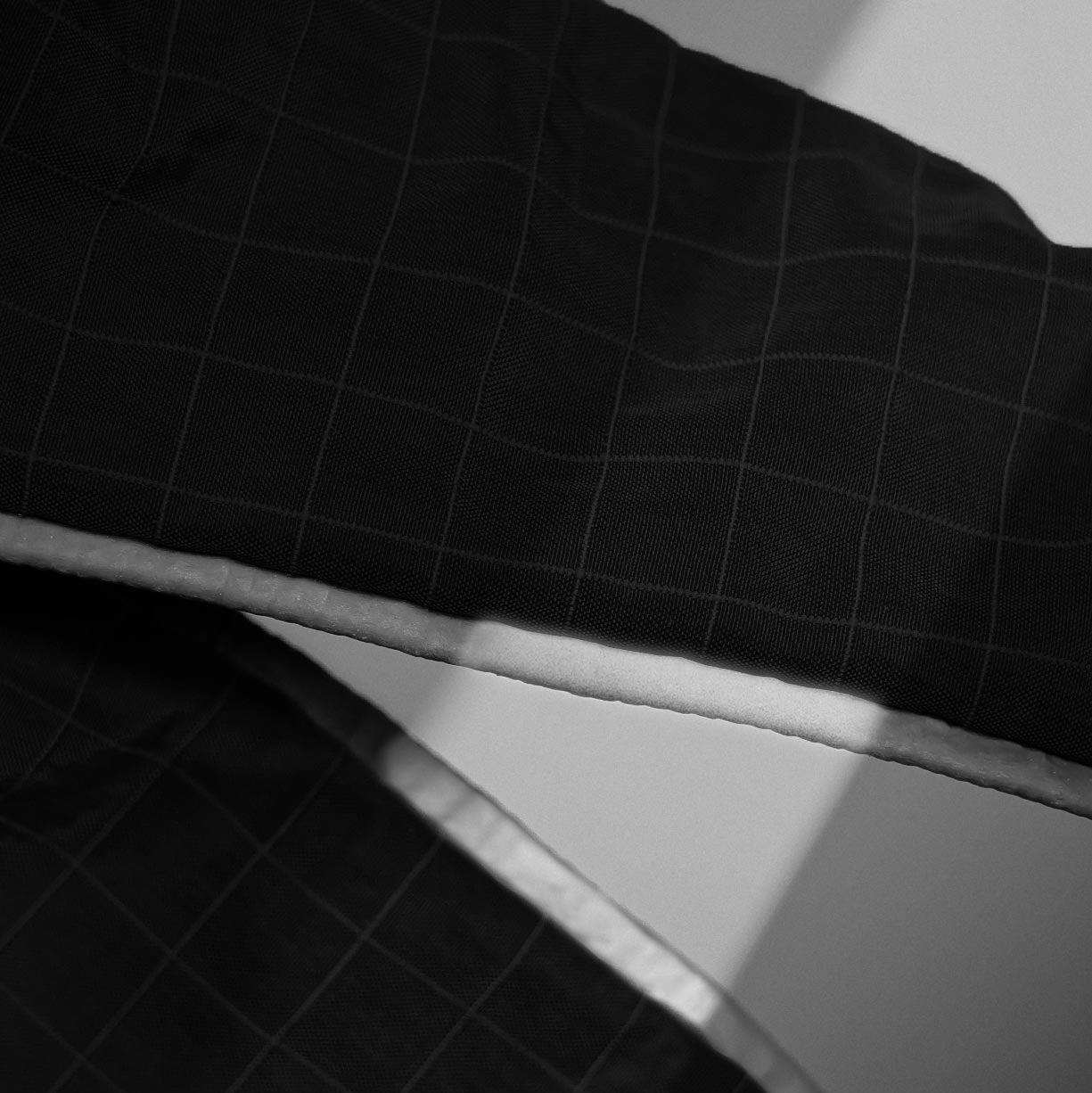 反光條紋及撕裂防護尼龍材質的特寫細節。