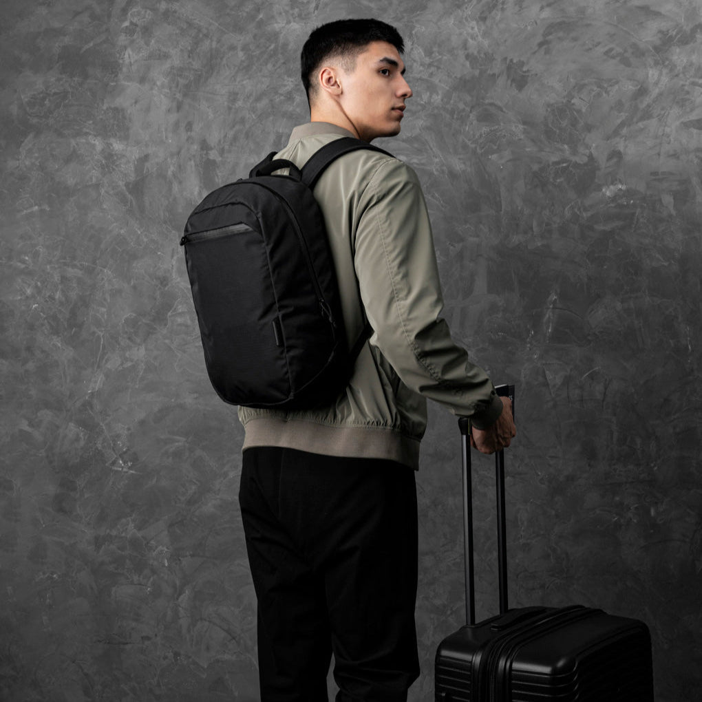 ALPAKA Aero Pack展示背部行李穿帶應用場景,提升旅行便利性。