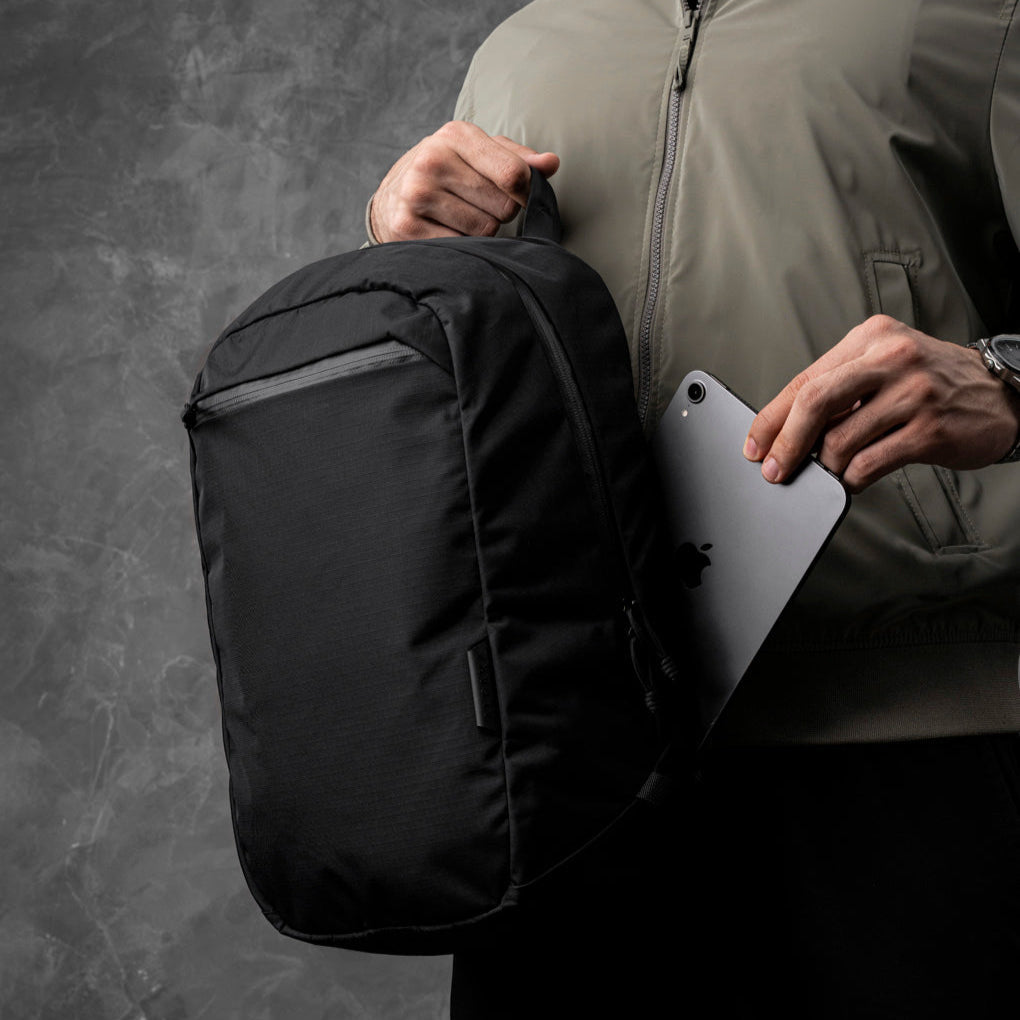 ALPAKA Aero Pack展示筆電隔層與多功能內袋,適合日常物品收納。