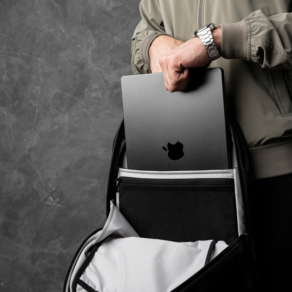 ALPAKA Aero Pack展示筆電隔層與多功能內袋,適合日常物品收納。