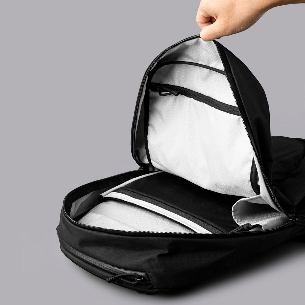 ALPAKA Aero Pack展示筆電隔層與多功能內袋,適合日常物品收納。