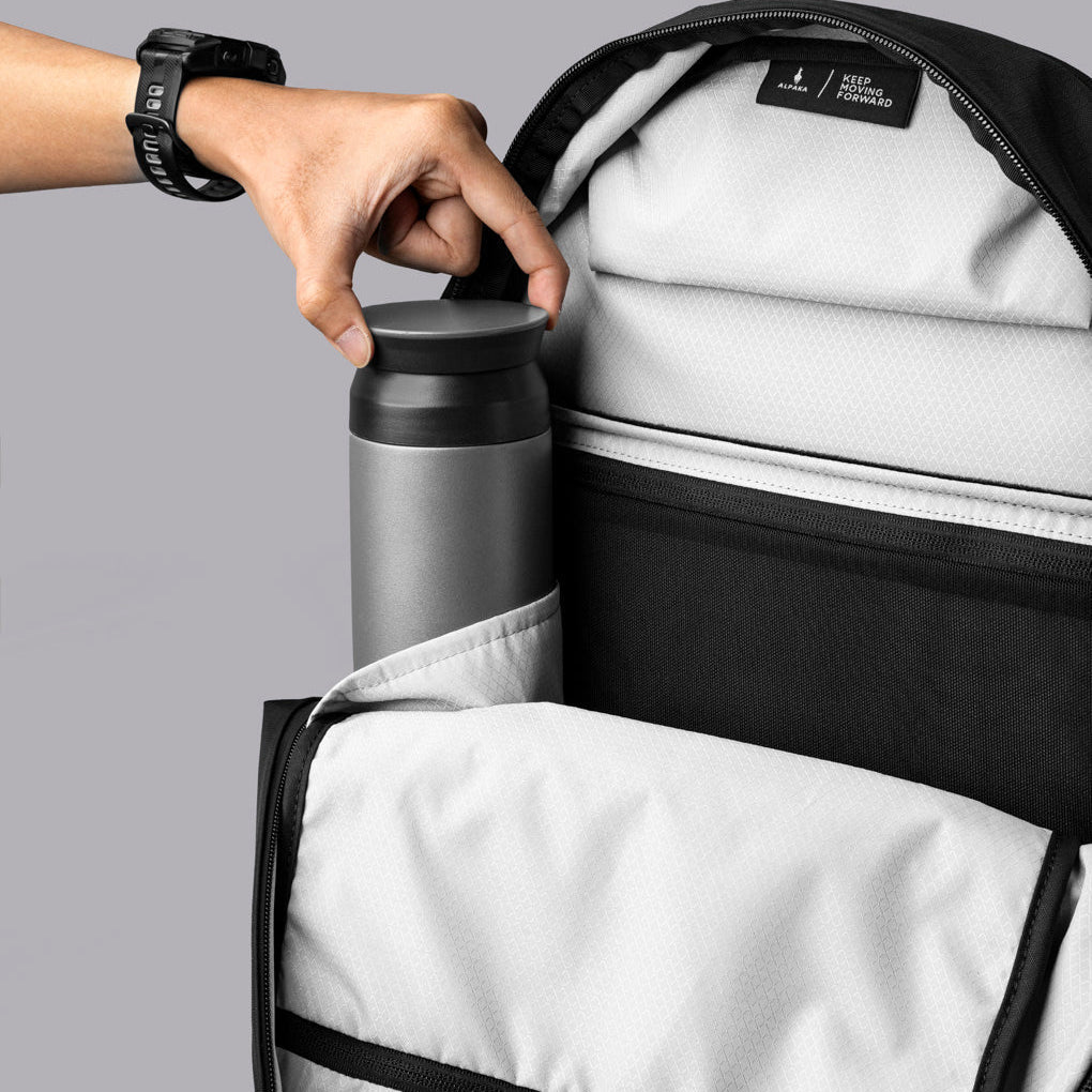 ALPAKA Aero Pack展示筆電隔層與多功能內袋,適合日常物品收納。